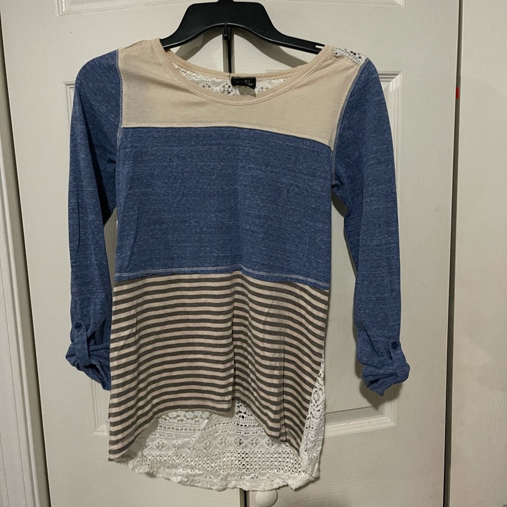 Rue21 Color Block Long Sleeve with White Lace Back